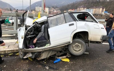 В Сочи ВАЗ врезался в забор – водитель погиб