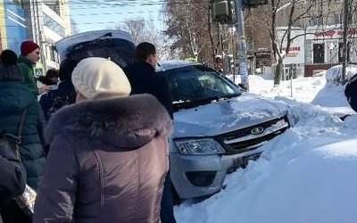 В Ижевске водитель «Лады» сбил женщину и ребенка на тротуаре