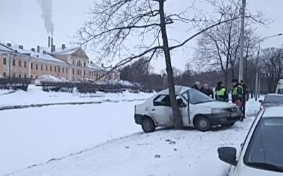 В Санкт-Петербурге 4 дня не могут убрать иномарку после ДТП на набережной Карповки