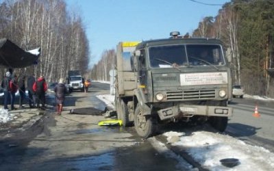 В Екатеринбурге КамАЗ снес светофор, и тот убил пешехода