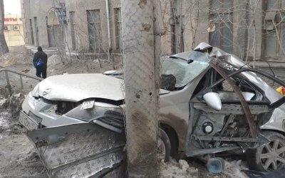 В Новосибирске иномарка врезалась в столб – погиб пассажир