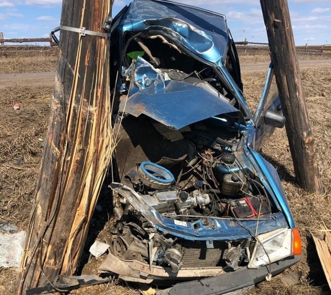 Под Иркутском ВАЗ врезался в столб – водитель погиб