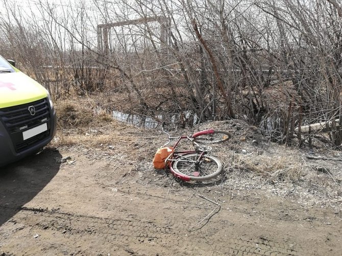В Омске велосипедист упал под фуру и погиб