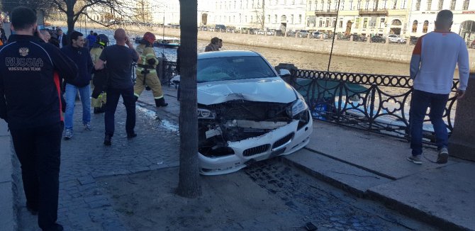 В центре Петербурга BMW сбила людей на тротуаре (1)
