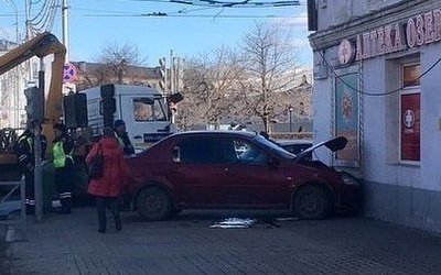 В центре Рязани легковушка врезалась в дом