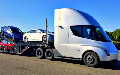 Электрогрузовик Tesla возит покупателям легковые электромобили