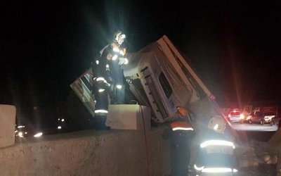 В Сочи погиб водитель опрокинувшегося грузовика