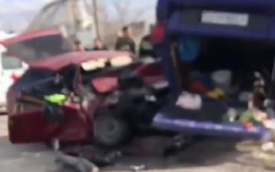 Парень и девушка пострадали в ДТП с микроавтобусом в Ростове