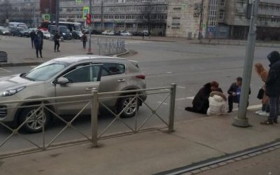 В Петербурге иномарка сбила девушку