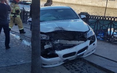 В центре Петербурга BMW сбила людей на тротуаре