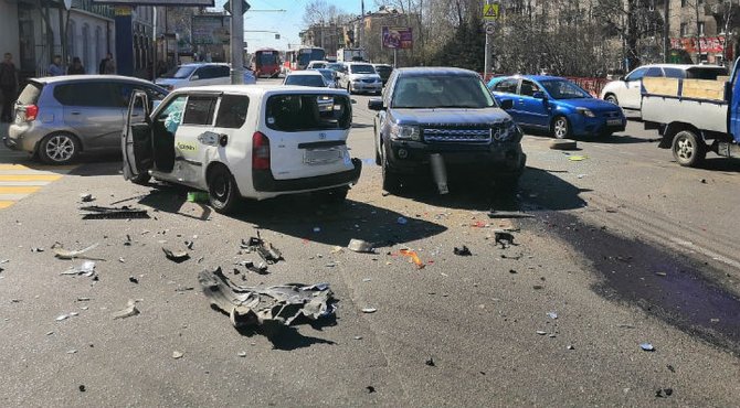 Двое мужчин пострадали в тройном ДТП в Иркутске