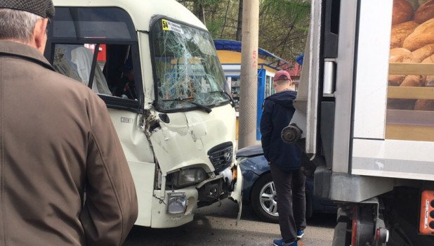 Три человека пострадали в ДТП с маршруткой в Барнауле