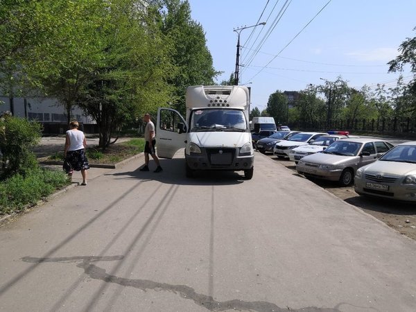 В Тольятти «Газель» сбила женщину с коляской на тротуаре