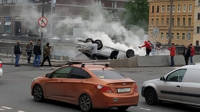 В Петербурге на Обводном опрокинулся автомобиль