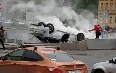 В Петербурге на Обводном опрокинулся автомобиль