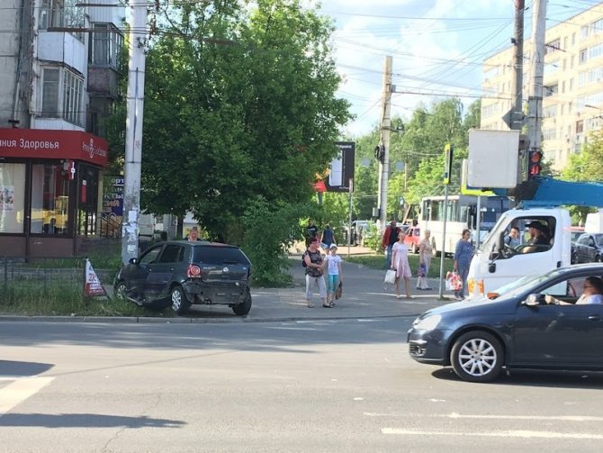 В Смоленске легковушка после ДТП вылетела на тротуар