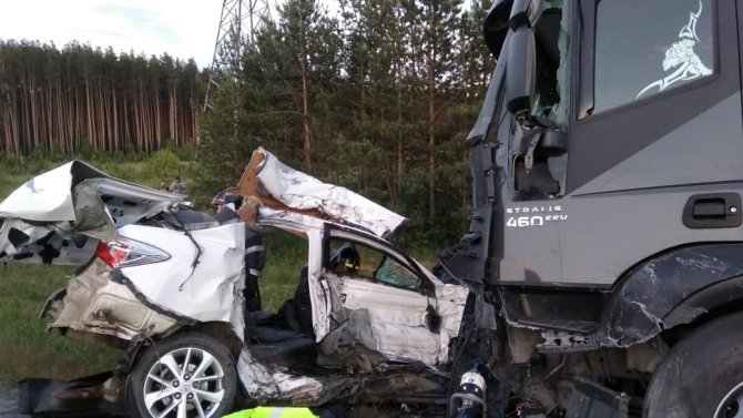Три человека погибли в ДТП с грузовиком в Свердловской области