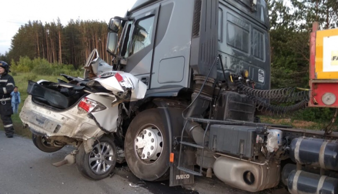 Три человека погибли в ДТП с грузовиком в Свердловской области
