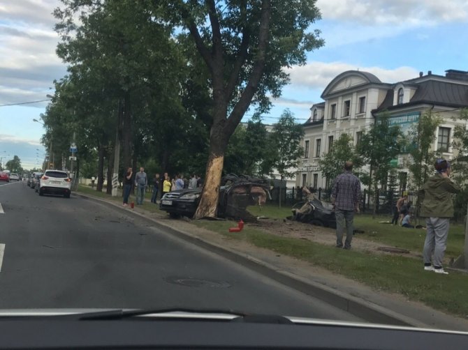 В Стрельне машина врезалась в дерево – водитель погиб