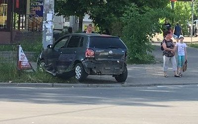 В Смоленске легковушка после ДТП вылетела на тротуар