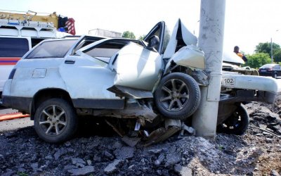 В Уфе «Лада» врезалась в столб – пострадали люди