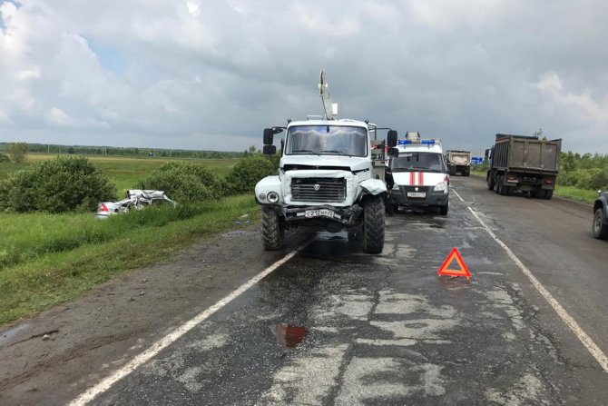 Четыре человека погибли в ДТП с грузовиком в Тюменской области
