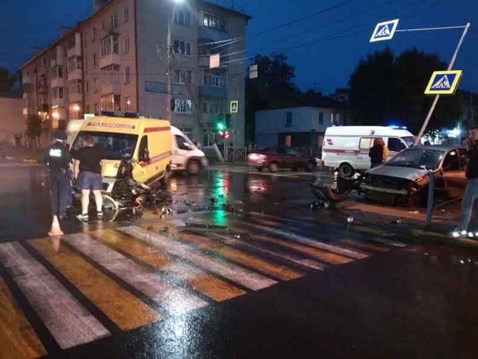 Три человека пострадали в ДТП со «скорой» в Брянске