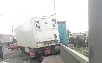 В Петербурге фура в результате ДТП повисла над железной дорогой - есть погибшие