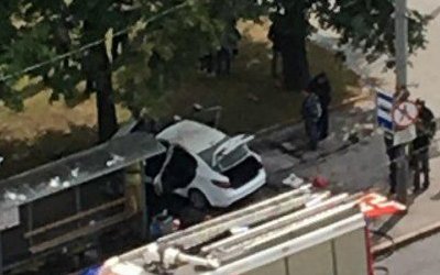 В Петербурге иномарка врезалась в дерево – погиб 19-летний пассажир