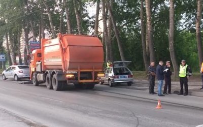 В Новосибирске мусоровоз сбил двух девушек на переходе – одна погибла