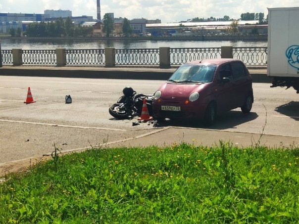 На Октябрьской набережной в ДТП пострадал мотоциклист (2)