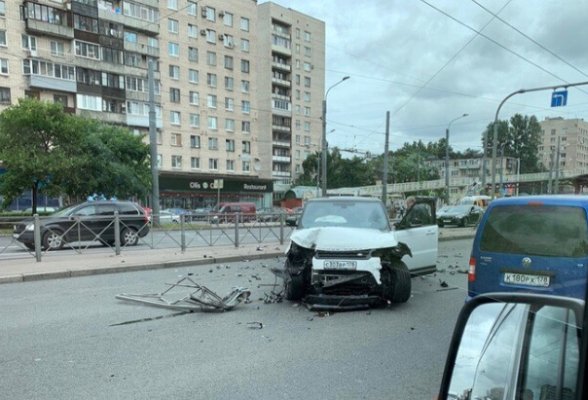 На проспекте Славы в Петербурге Range Rover пробил ограждение (2)