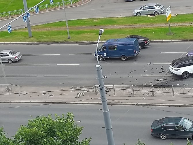 На проспекте Славы в Петербурге Range Rover пробил ограждение (3)