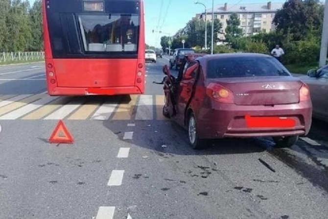В Казани автобус проехал на красный и врезался в иномарку (1)