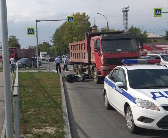 Грузовик насмерть сбил водителя мопеда в Новосибирске