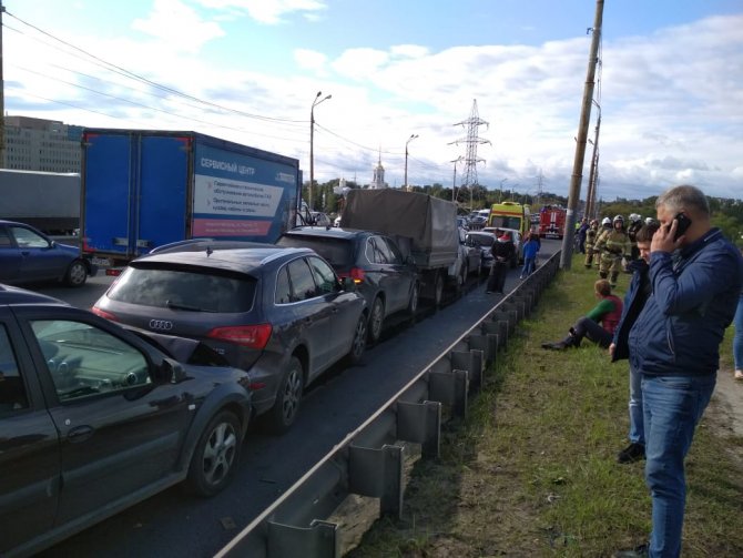 На мосту в Нижнем Новгороде столкнулись 8 машин