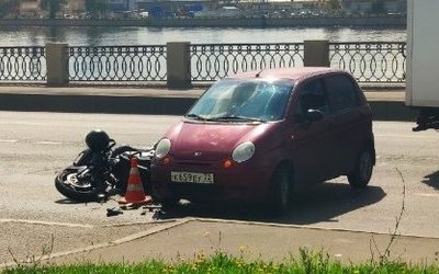 На Октябрьской набережной в ДТП пострадал мотоциклист