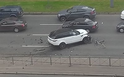 На проспекте Славы в Петербурге Range Rover пробил ограждение