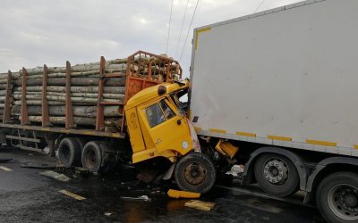 Водитель лесовоза погиб в массовом ДТП в Набережных Челнах