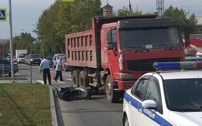 Грузовик насмерть сбил водителя мопеда в Новосибирске