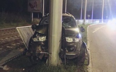 В Петербурге иномарка врезалась в столб – погиб водитель