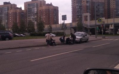 В Петербурге ВАЗ сбил двух пешеходов на тротуаре