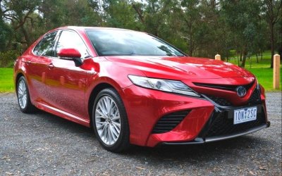 Toyota Camry получила гибридную модификацию