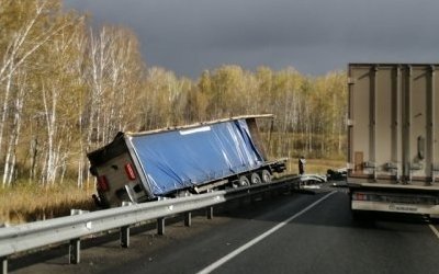 Водитель грузовика погиб в ДТП в Тюменской области