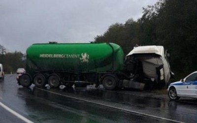В ДТП с грузовиками на «Нарве» погиб человек