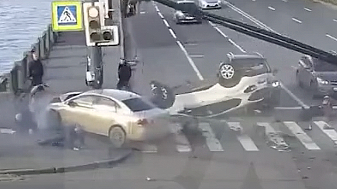 В Петербурге два автомобиля столкнулись и вылетели на пешеходный переход. Людей разметало, но чудом никто не погиб.