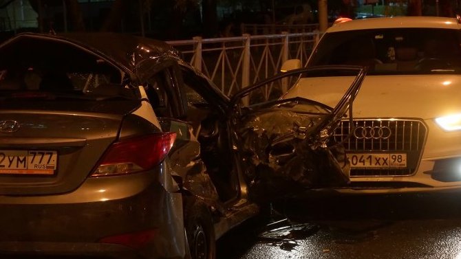 В Санкт-Петербурге каршеринговый автомобиль столкнулся с маршруткой - два человека погибло