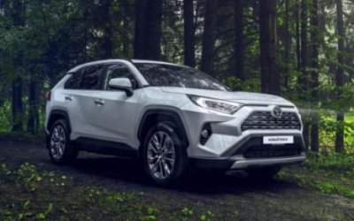 Названы российские комплектации и цены новой Toyota RAV4