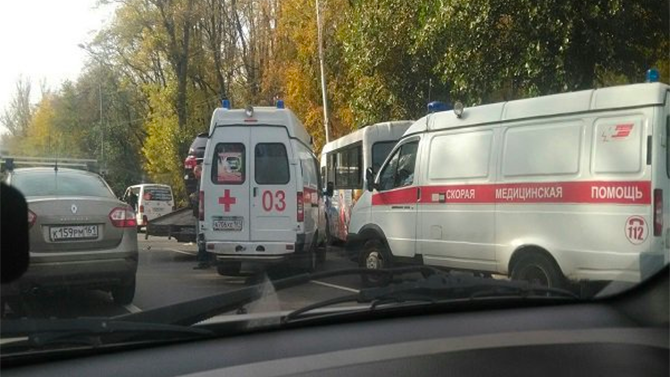 В Ростове-на-Дону столкнулись маршрутка и эвакуатор, в результате чего пострадала эвакуируемая машина