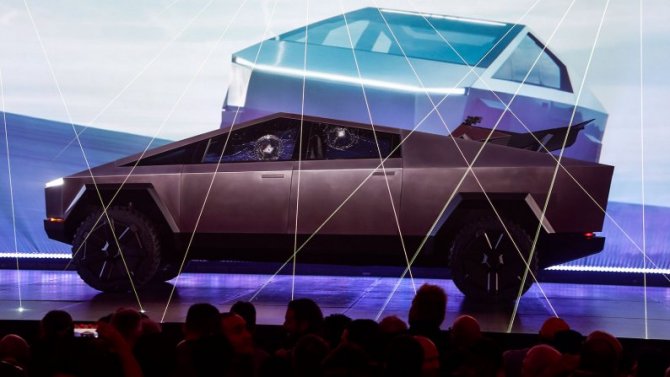 Пикапу Tesla Cybertruck разбили стекла прямо на презентации